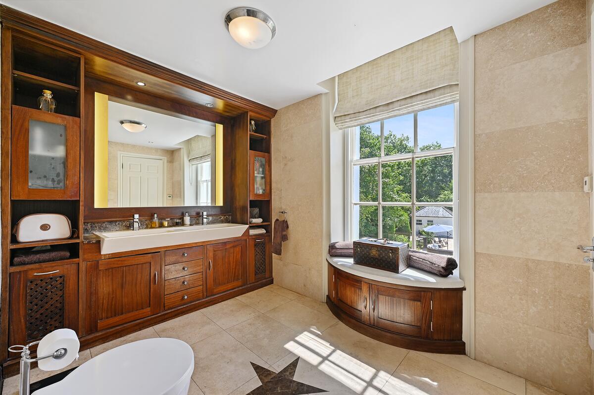 En suite bathroom with window seat