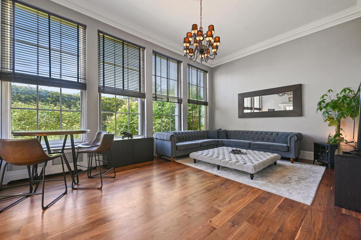 Reception room with four tall sash windows